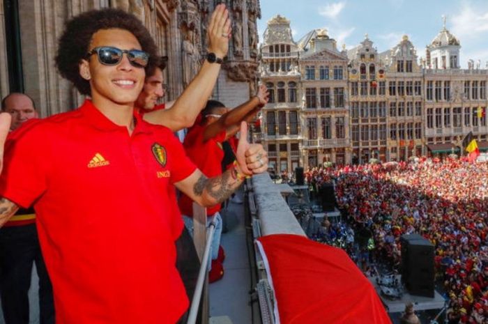 Axel Witsel merayakan keberhasilan timnas Belgia menduduki peringkat ketiga di Piala Dunia 2018 bersama suporter di balkon Balaikota Brussels.
