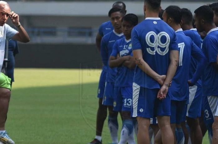 Pelatih Persib Bandung Mario Gomez memberi motivasi kepada para pemainnya dalam sesi latihan