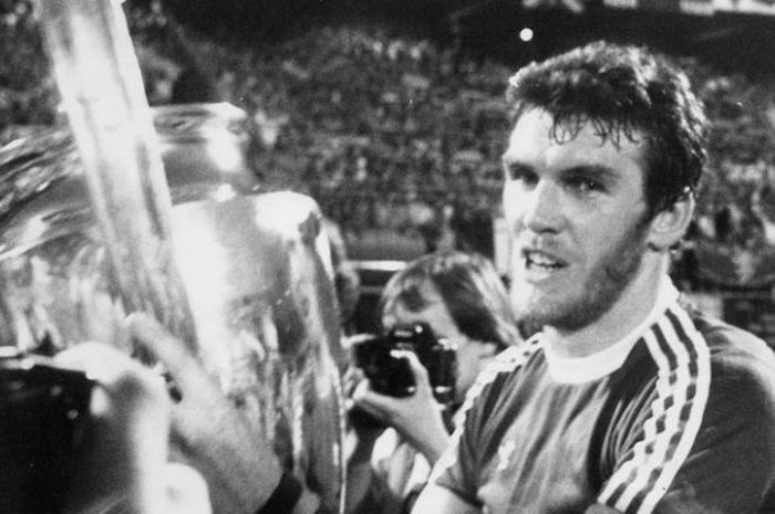 Striker Aston Villa, Peter Withe, memegang trofi juara Liga Champions usai timnya mengandaskan perlawanan Bayern Muenchen dengan skor 1-0 di Stadion De Kuip, Rotterdam, Belanda.