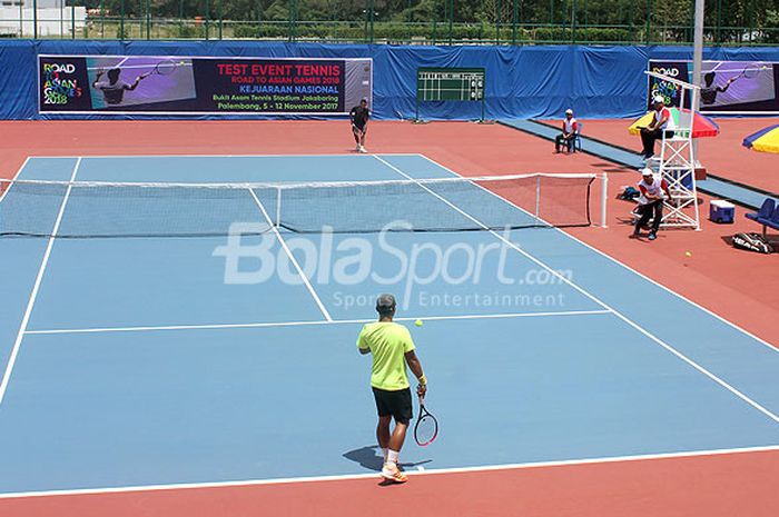 Para peserta kejuraan nasional tenis Road to Asian Games bertanding di venue Tenis Bukit Asam Jakabaring, 5 -12 November 2017.