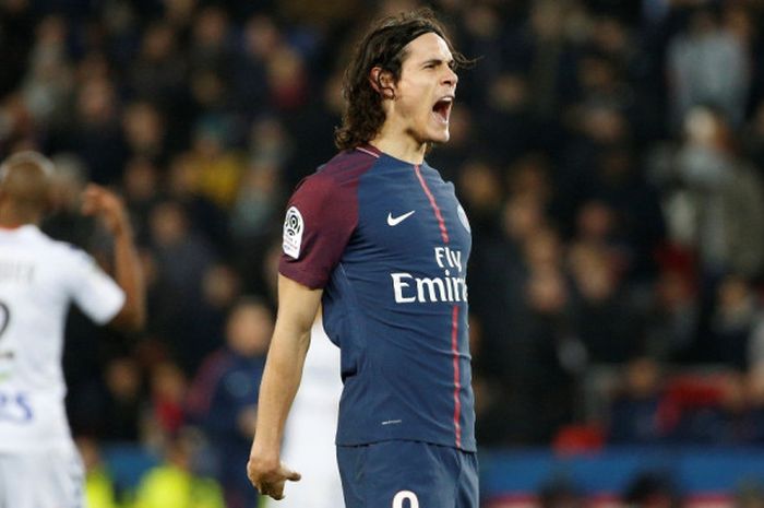 Ekspresi penyerang Paris Saint-Germain, Edinson Cavani, saat mencetak gol dalam laga kontra Strasbourg pada hari Sabtu (17/2/2018).