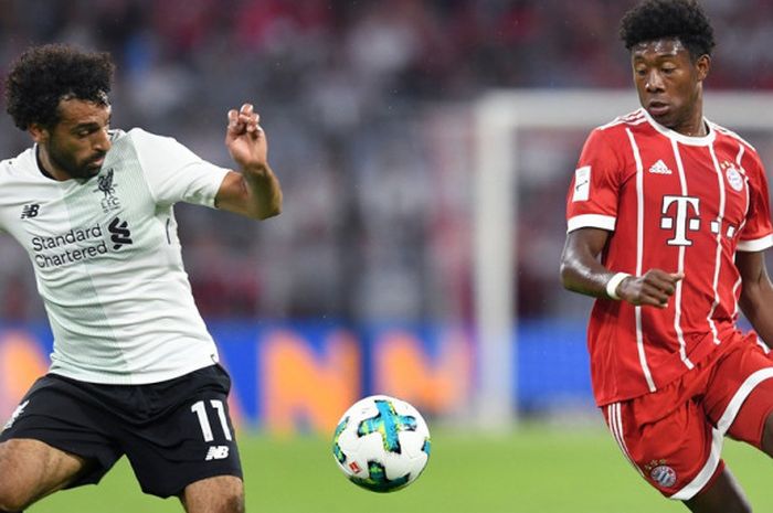 Mohamed Salah (kiri) berduel dengan David Alaba saat Liverpool melawan Bayern Muenchen pada partai Audi Cup di Allianz Arena, 1 Agustus 2017.