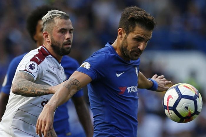 Gelandang Chelsea, Cesc Fabregas, dalam laga kontra Burnley di Stamford Bridge pada Sabtu (12/8/2017).