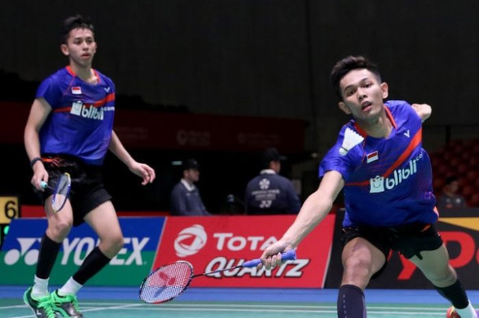 Pasangan ganda putra Indonesia, Fajar Alfian/Muhammad Rian Ardianto, mengembalikan kok ke arah Takuto Inoue/Yuki Kaneko (Jepang). Fajar/Rian kalah 19-21, 19-21 pada laga babak kedua Jepang Terbuka yang berlangsung di Tokyo Metropolitan Gymnasium, Kamis (21/9/2017).