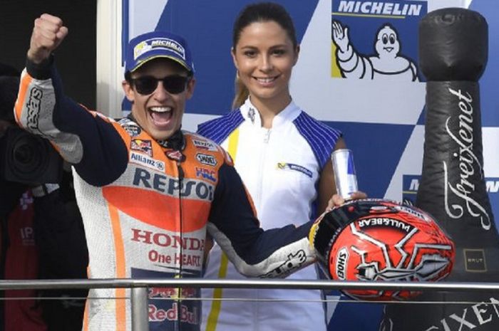 Marc Marquez merayakan kemenangan saat balapan MotoGP Australia, Minggu (22/10/2017).