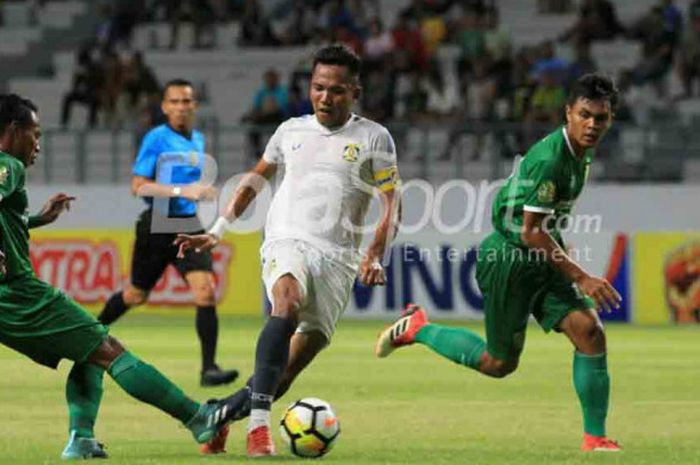 Lanjutan babak penyisihan Piala Gubernur Kaltim 2018 grup B Persebaya Surabaya melawan Persiba Balikpapan di Stadion Batakan Balikpapan, Kalimantan Timur, Senin (26/02/2018) malam.
