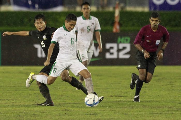 Gelandang timnas U-22 Indonesia, Evan Dimas melewati pemain Thailand pada laga pamungkas Grup H Kualifikasi Piala Asia U-23 edisi 2018 di Stadion Nasional Supachalasai, Bangkok, 23 Juli 2017. 