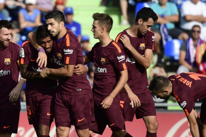 Para pemain FC Barcelona merayakan gol yang dicetak Paulinho dalam laga Liga Spanyol kontra Getafe di Stadion Alfonso Perez, Getafe, pada 16 September 2017.