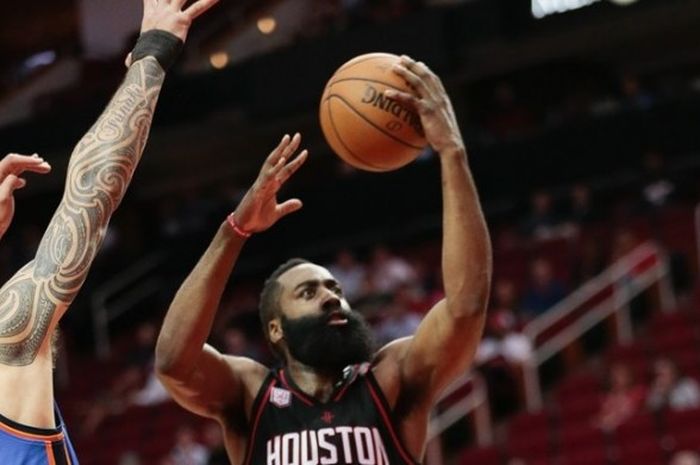 Guard Houston Rockets, James Harden (jersey hitam, #13), bersiap melepas lay-up di bawah penjagaan pemain Oklahoma City Thunder, Steven Adams (#12), pada laga musim reguler NBA 2016-2017 di Toyota Center, Houston, Texas, Amerika Serikat, Kamis (5/1/2017) malam waktu setempat.