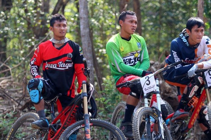 Pebalap downhill nasional Khoiful Mukhib (kiri) bersama rekannya Hildan Afosma Katana (tengah).