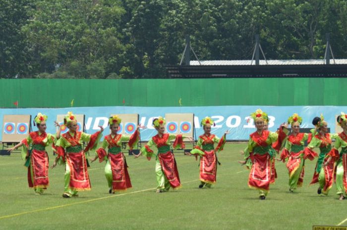 Aksi penari dari Sanggar Maheswari Production di lapangan panahan, Senin (8/10/2018) saat jeda pertandingan.