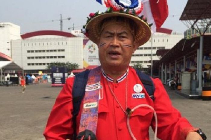 Parinya Weerawong, suporter asal Thailand yang membawa perlengkangan unik saat datang ke Indonesia.