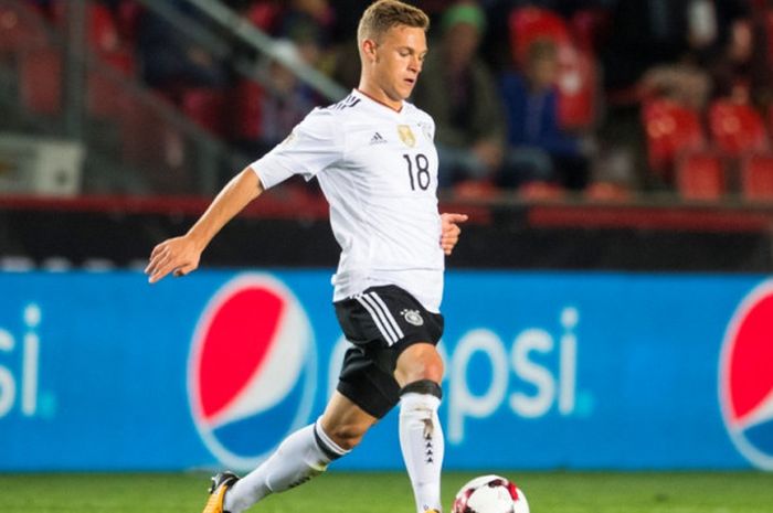 Aksi pemain bertahan Tim Nasional Jerman, Joshua Kimmich, di laga lanjutan kualifikasi Piala Dunia 2018 melawan Norwegia di Mercedes Benz Arena, Senin (4/9/2018) waktu setempat.