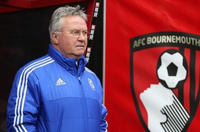 Manajer Chelsea, Guus Hiddink, mendampingi anak asuhnya dalam laga Premier League melawan Bournemouth di Stadion Vitality, Bournemouth, Inggris, 23 April 2016.