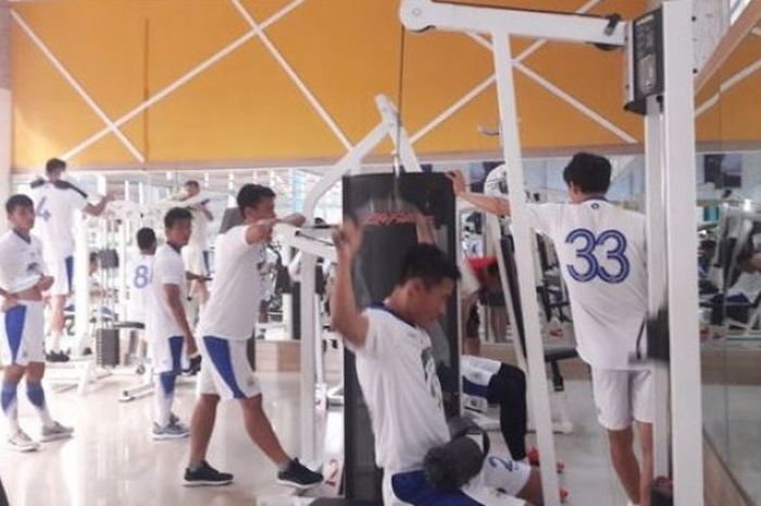 Pemain Persib Bandung melakukan latihan fisik pada Kamis (1/2/2018)