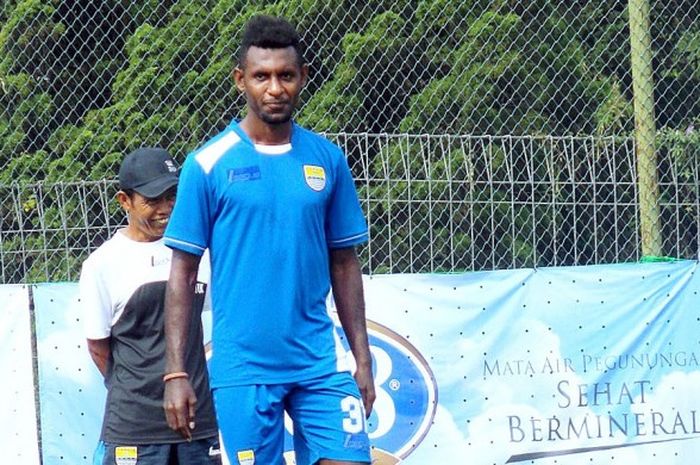 Bek Persib Bandung, Yanto Basna, saat berlatih di Lapangan Progresif Football, Soekarno-Hatta, Bandung.