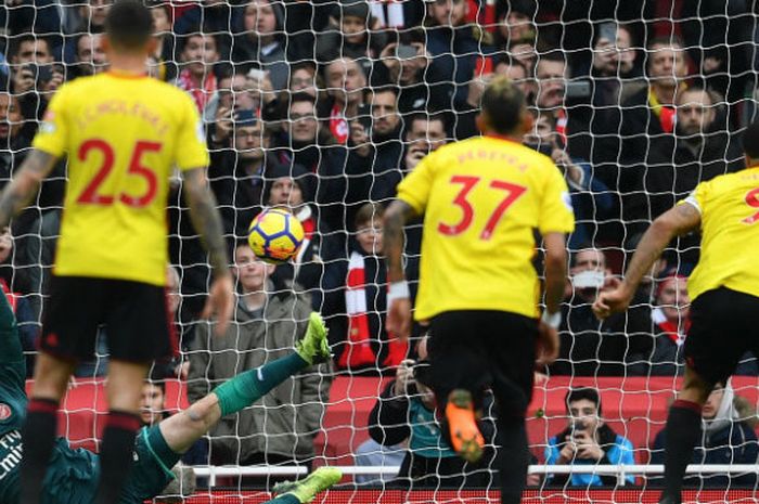 Kiper Arsenal, Petr Cech, menahan tendangan penalti pemain Watford, Troy Deeney, pada pertandingan Liga Inggris di Stadion Emirates, London, Minggu (11/3/2018). 