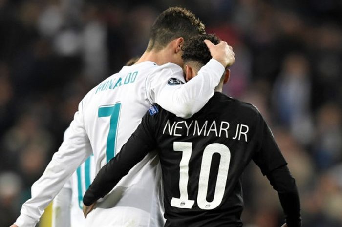   Megabintang Real Madrid, Cristiano Ronaldo (kiri), dan pemain Paris Saint-Germain, Neymar, meninggalkan lapangan saat turun minum dalam laga leg pertama babak 16 besar Liga Champions di Stadion Santiago Bernabeu, Madrid, Spanyol, pada 14 Februari 2018.  