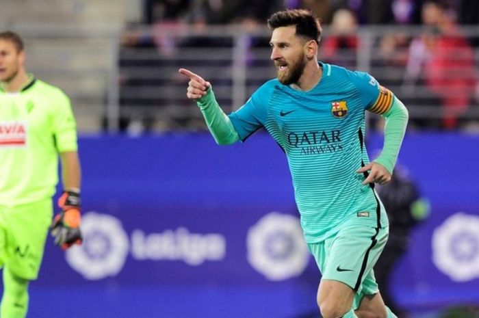 Ikon FC Barcelona, Lionel Messi (kanan), merayakan gol yang dia cetak ke gawang Eibar dalam pertandingan La Liga di Stadion Ipurua, Eibar, Spanyol, 22 Januari 2017.