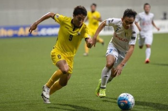 Penyerang Hanoi T&T, Pham Van Thanh (kiri) adu lari dengan gelandang Tampines Rovers, Shahdan Sulaiman dalam matchday ke-4 Grup G Piala AFC 2017 di Stadion Jalan Besar, Singapura, Selasa (4/4/2017) malam. 