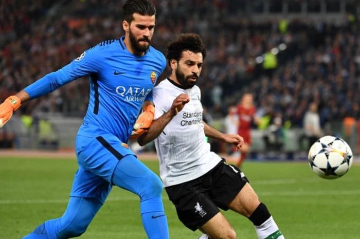  Penyerang Liverpool, Mohamed Salah (kanan), berebut bola dengan kiper AS Roma, Alisson Becker, dalam partai Liga Champions di Stadion Olimpico, 2 Mei 2018. 