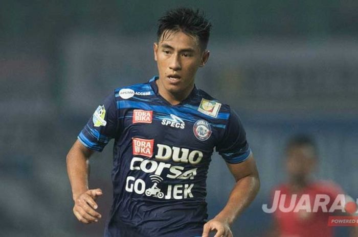 Aksi gelandang Arema FC, Hanif Sjahbandi dalam laga Persija Jakarta vs Arema FC Liga1 Gojek Traveloka di Stadion Patrot, Bekasi, Jum'at (2/6/2017). Persija menang 2-0.