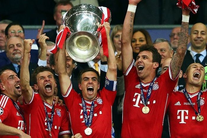 Kapten Bayern Muenchen, Philipp Lahm (tengah), mengangat trofi Liga Champions usai timnya mengalahkan Borussia Dortmund dalam final di Wembley, Inggris, 25 Mei 2013.