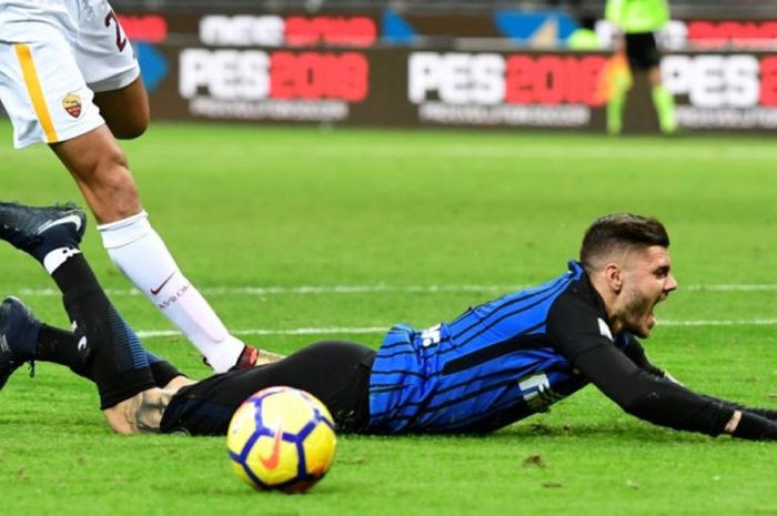 Striker Inter Milan Mauro Icardi terjatuh dalam partai Liga Italia melawan AS Roma di Giuseppe Meazza, Milan, 21 Januari 2018.