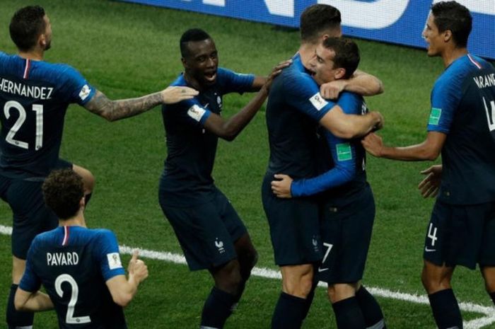 Para pemain Prancis merayakan gol Antoine Griezmann ke gawang Kroasia dalam laga final Piala Dunia 2018 di Stadion Luzhniki, Moskow, 15 Juli 2018.