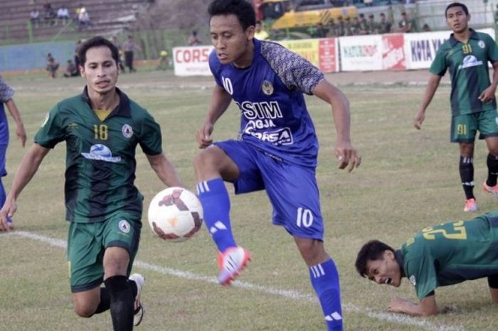 Ilustrasi laga PSIM Yogyakarta vs PSS Sleman dalam sebuah pertandingan.