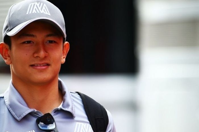    Pebalap Manor Racing asal Indonesia, Rio Haryanto, berpose sebelum menjalani sesi balapan GP Hung