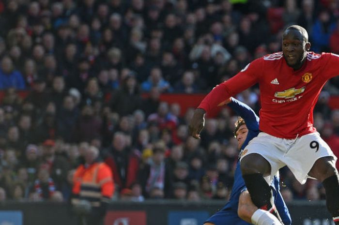 Aksi striker Manchester United, Romelu Lukaku, dalam pertandingan melawan Chelsea pada Minggu (25/2/2018). Di hadapan publik Old Trafford, Lukaku berhasil cetak satu gol pada menit ke-39.