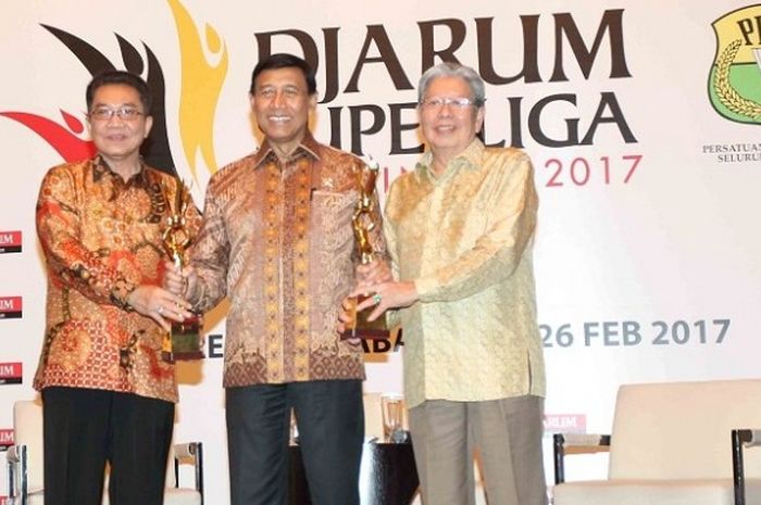 Dari kiri ke kanan, Direktur Superliga Achmad Budiharto, Ketua Umum PP PBSI Wiranto, dan Direktur PT Djarum Yan Haryadi pada konferensi jelang Djarum Badminton Superliga 2017 di Hotel Indonesia Kempinski, Jakarta, Rabu (11/1/2017).