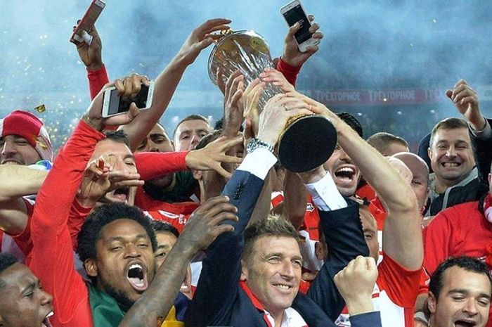 Manajer Spartak Moskva, Massimo Carrera (tengah), bersama pemainnya mengangkat trofi juara Liga Rusia 2016-2017 di akhir laga melawan Terek Grozny di Otkrytie Arena, Moskva, (17/5/2017).