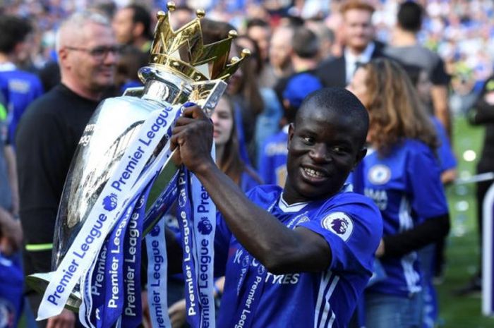 N'Golo Kante berpose dengan trofi juara Premier League setelah partai Liga Inggris antara Chelsea kontra Sunderland di Stamford Bridge, London, 21 Mei 2017.