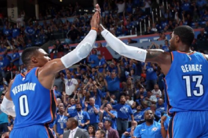 Pemain Oklahoma City Thunder, Russell Westbrook dan Paul George, saat menjalani laga perdana NBA 2017/18 dengan menghadapi New York Knicks pada Kamis (19/10/2017) waktu Amerika Serikat.
