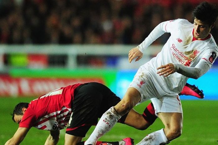 Joao Carlos Teixeira (kanan) saat membela Liverpool di ronde ketiga Piala FA menghadapi Exeter City di Saint James Park, Exeter, Inggris, pada 8 Januari 2016.