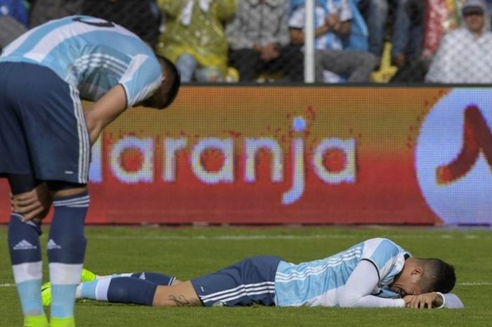 Reaksi pemain Argentina, Marcos Rojo (kanan) dan Mateo Musacchio, dalam laga Kualifikasi Piala Dunia 2018 zona Amerika Selatan kontra Bolivia di Stadion Hernando Siles, La Paz, Bolivia, pada 28 Maret 2017.