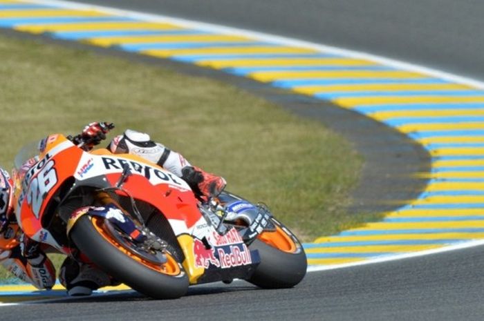 Pebalap Repsol Honda asal Spanyol, Dani Pedrosa, memacu motornya pada sesi latihan GP Perancis di Sirkuit Le Mans, Jumat (6/5/2016).