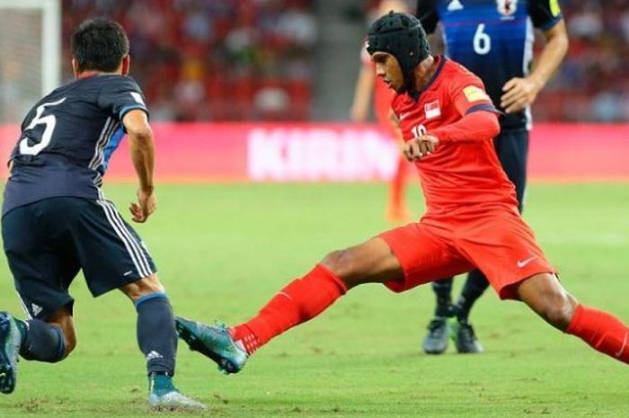 Bek Jepang, Yuto Nagatomo berebut bola dengan penyerang Singapura, Fazrul Nawaz di Stadion Nasional Singapura pada 12 November 2015. Fazrul dkk bakal ditinggal pelatihnya, Bernd Stange akhir bulan ini.