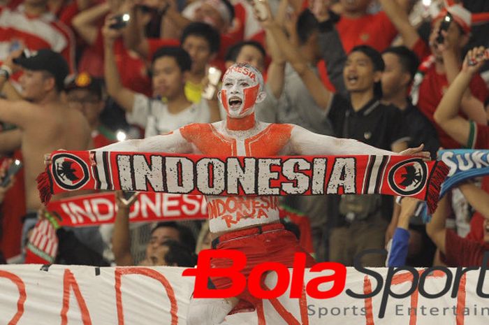 Salah satu fan timnas Indonesia, Bima Sakti saat skuat Garuda menang atas Timor Leste pada laga kedua Grup B Piala AFF 2018 di SUGBK, 13 November 2018. 