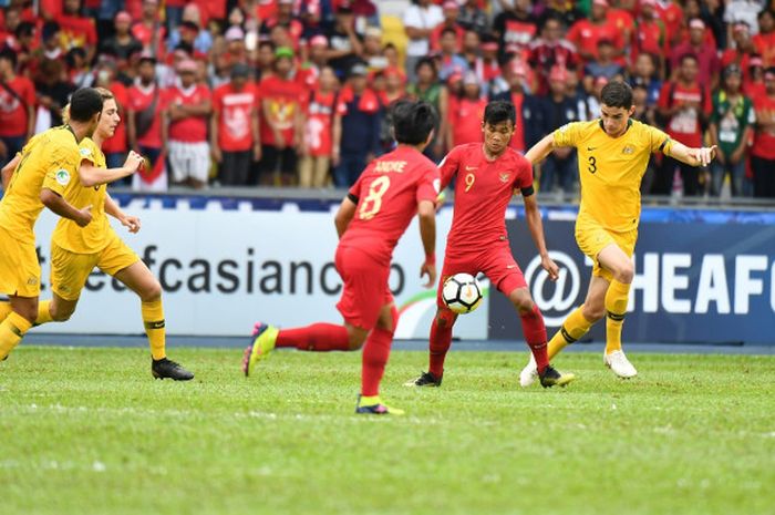  Timnas U-16 Indonesia berhadapan dengan Australia pada perempat final Piala Asia U-16 2018 di Stadion Bukit Jalil, 1 Oktober 2018.  