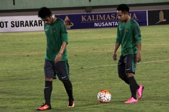 Striker tim nasional Indonesia, Andik Vermansyah (kanan), dalam sesi latihan jelang laga uji coba menghadapi Malaysia di Stadion Manahan, Solo, pada Minggu (4/9/2016) malam.