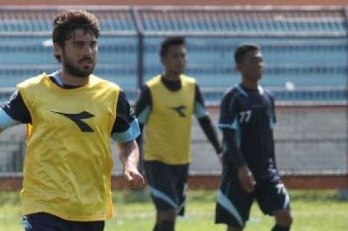 Gelandang asal Spanyol, Jose Galan direkomendasikan oleh tim pelatih Persela untuk diikat kontrak. 