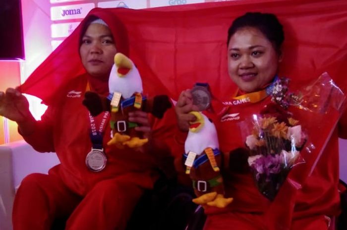 Nurtani Purba dan Siti Mahmudah, atlet para powerlifting Indonesia yang meraih medali perak di Asian Para Games 2018.