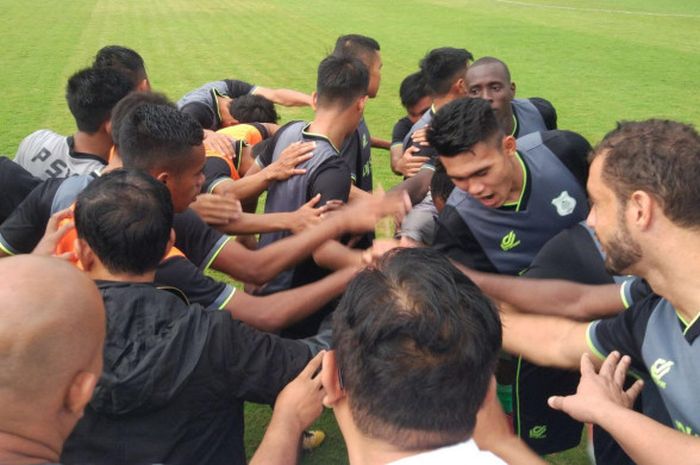Para pemain PSMS Medan yang selesai berlatih di Stadion Sultan Agung, Kabupaten Bantul, Kamis (1/3/2018) sore. 