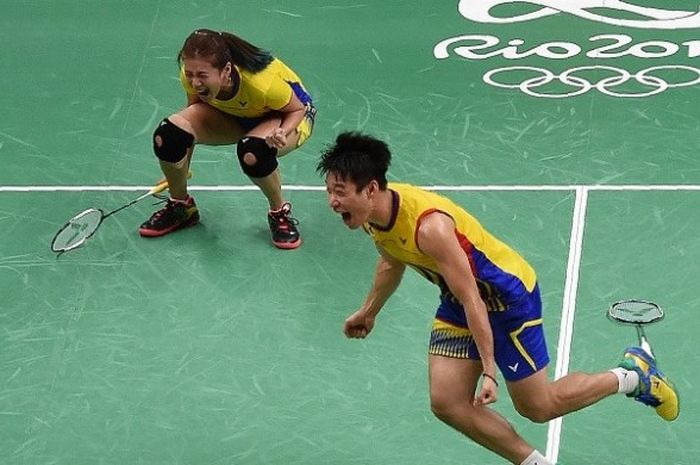 Pasangan ganda campuran Malaysia, Chan Peng Soon/Goh Liu Ying, bereaksi setelah mengalahkan pasangan China, Xu Chen dan Ma Jin, dalam semifinal Olimpiade 2016 di Riocentro Stadium, Rio de Janeiro, Senin (15/8/2016).