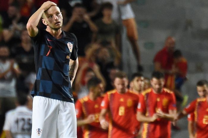 Ekspresi pemain Kroasia, Ivan Rakitic, setelah timnya mengalami kekalahan memalukan 0-6 melawan Spanyol pada pertandingan Liga A Grup 4 UEFA Nations League di Stadion Martinez Valero, Selasa (11/9/2018) waktu setempat atau Rabu dini hari WIB,