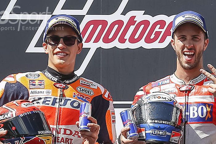 Pebalap tim Repsol Honda, Marc Marquez (kiri), berpose dengan pembalap tim Ducati, Andrea Dovizioso, di podium GP Austria pada 13 Agustus 2017.