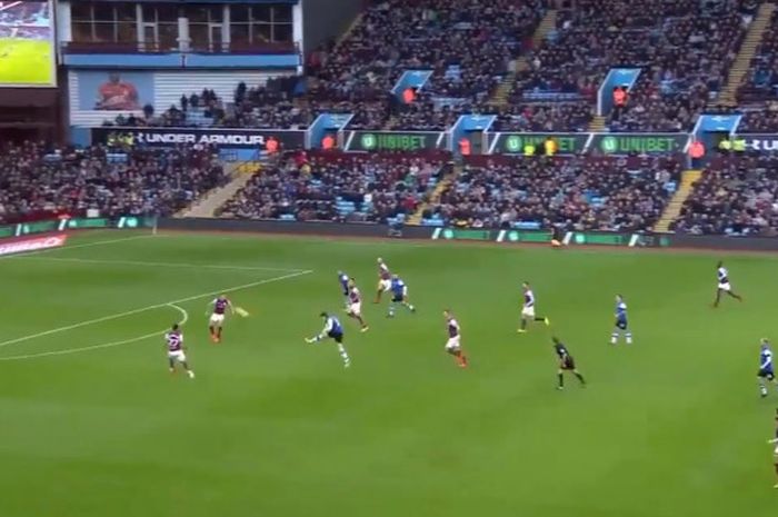 Pemain Sheffield Wednesday, Adam Reach, mencetak gol ke gawang Aston Villa dalam laga kedua tim di Stadion Villa Park, Birmingham, pada Sabtu (4/11/2017).